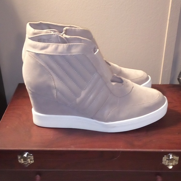 NWOT - Women's Mia Kaleb Wedge Heel Bootie Stone Vegan Suede - Size 9.5M - Picture 4 of 16